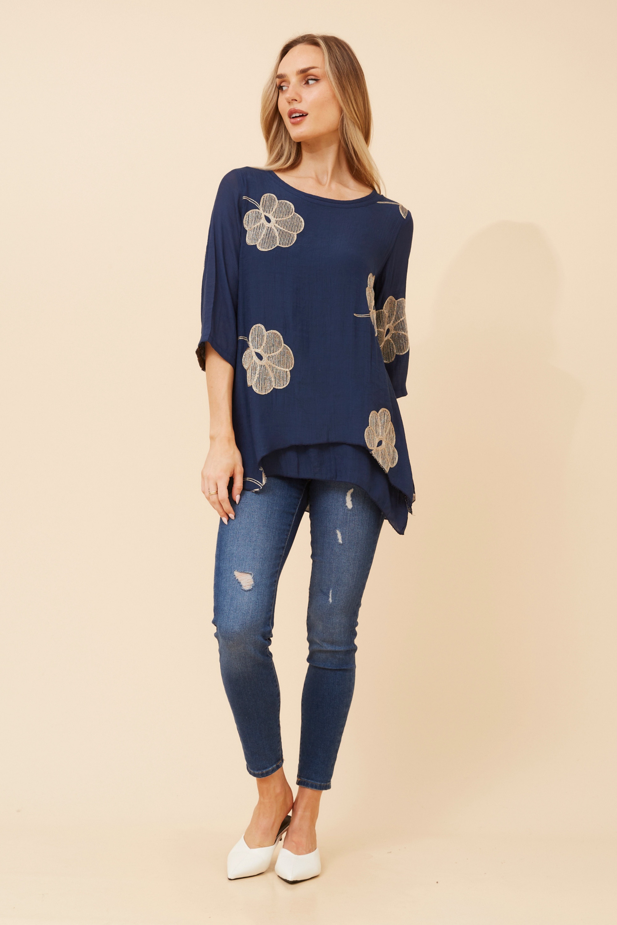 BENI FLORAL EMBROIDERED TOP