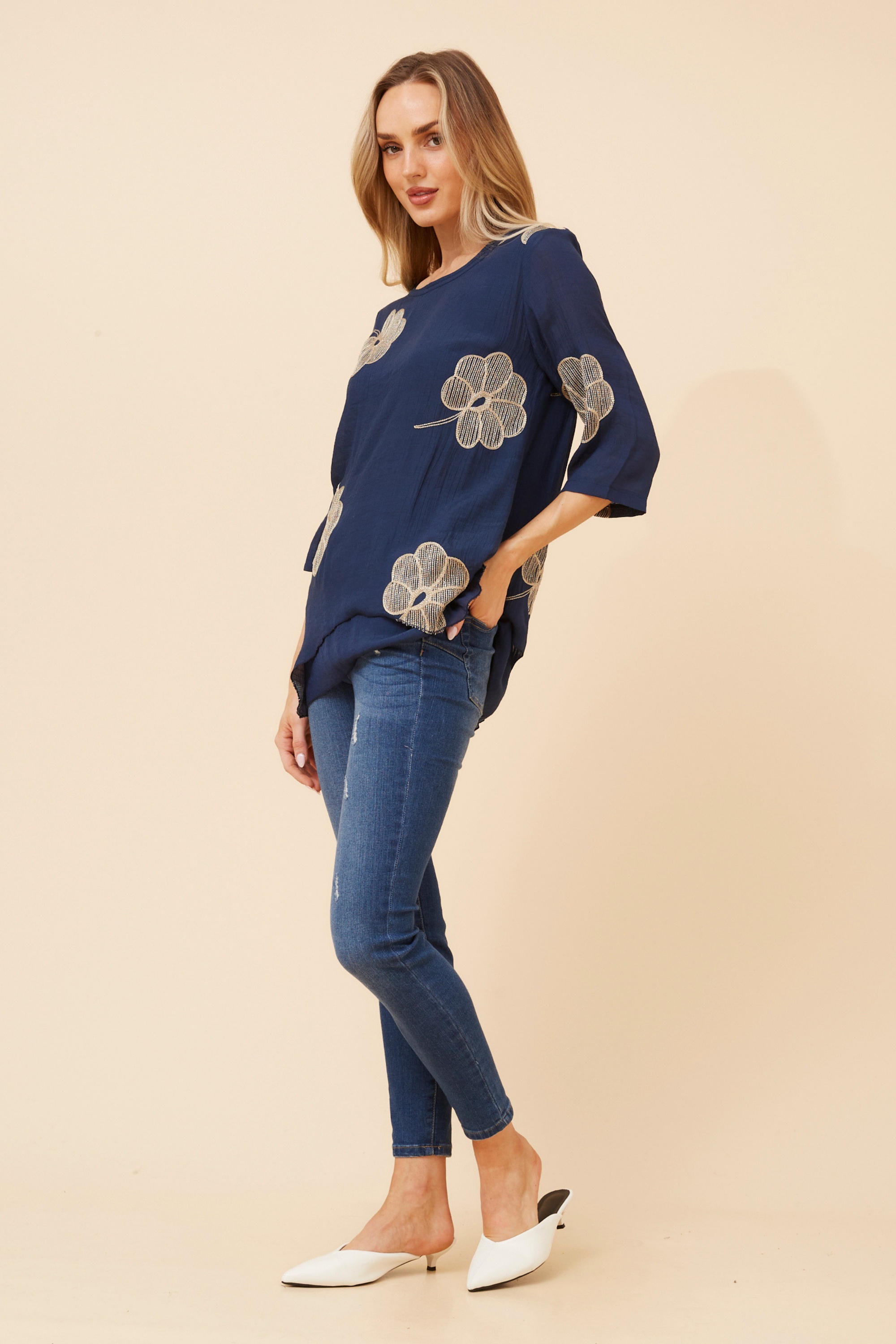 BENI FLORAL EMBROIDERED TOP