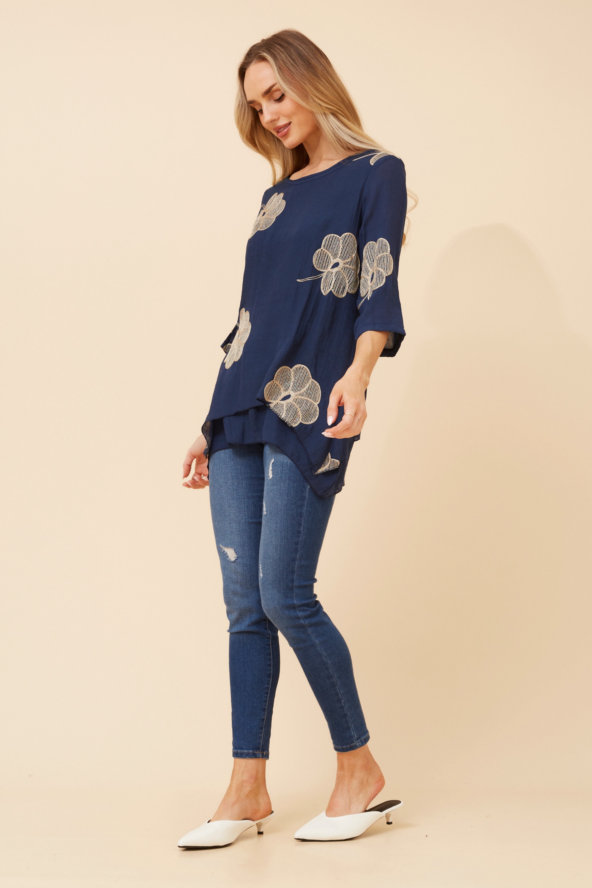 BENI FLORAL EMBROIDERED TOP