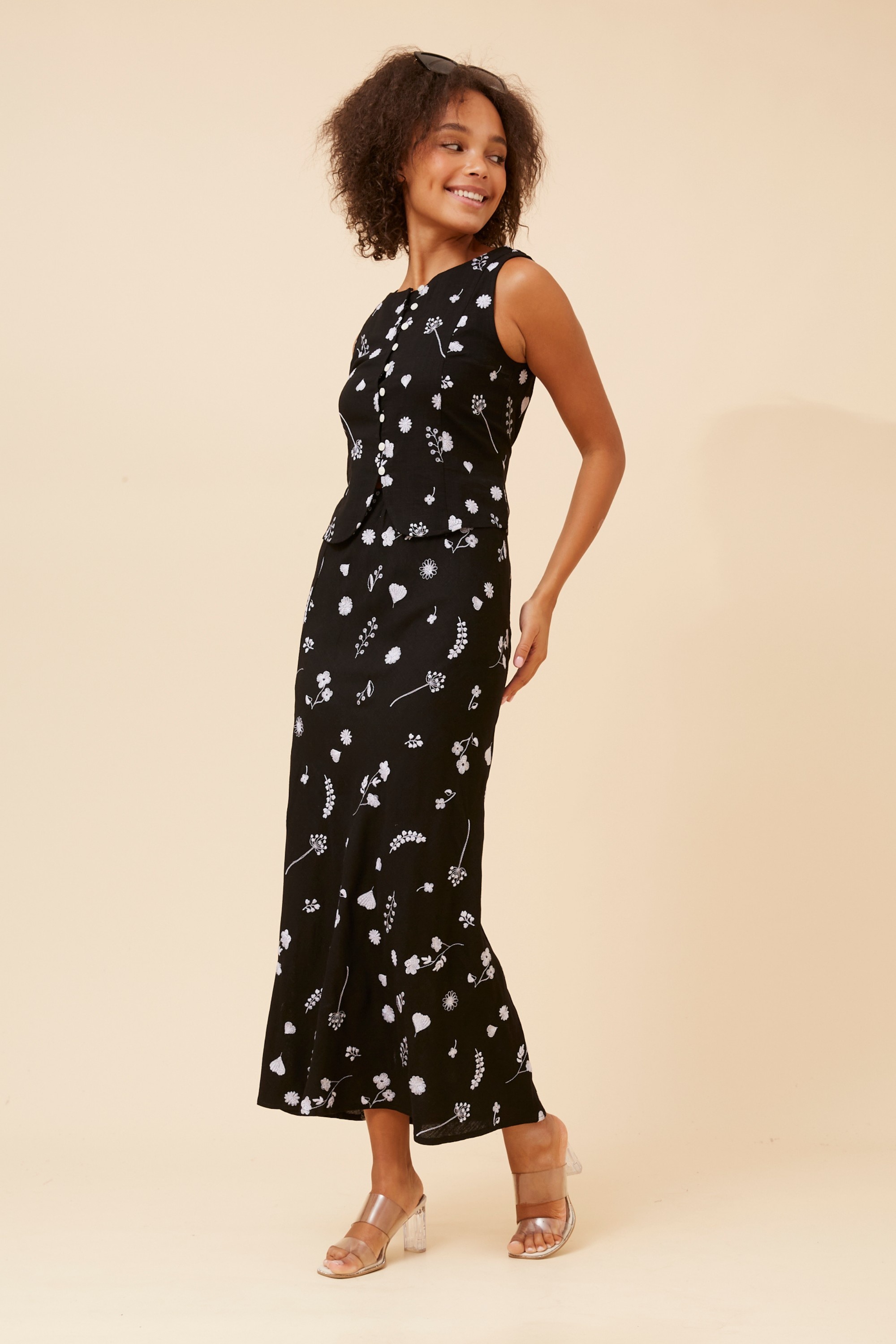 KIARRA FLORAL EMBROIDERED SKIRT