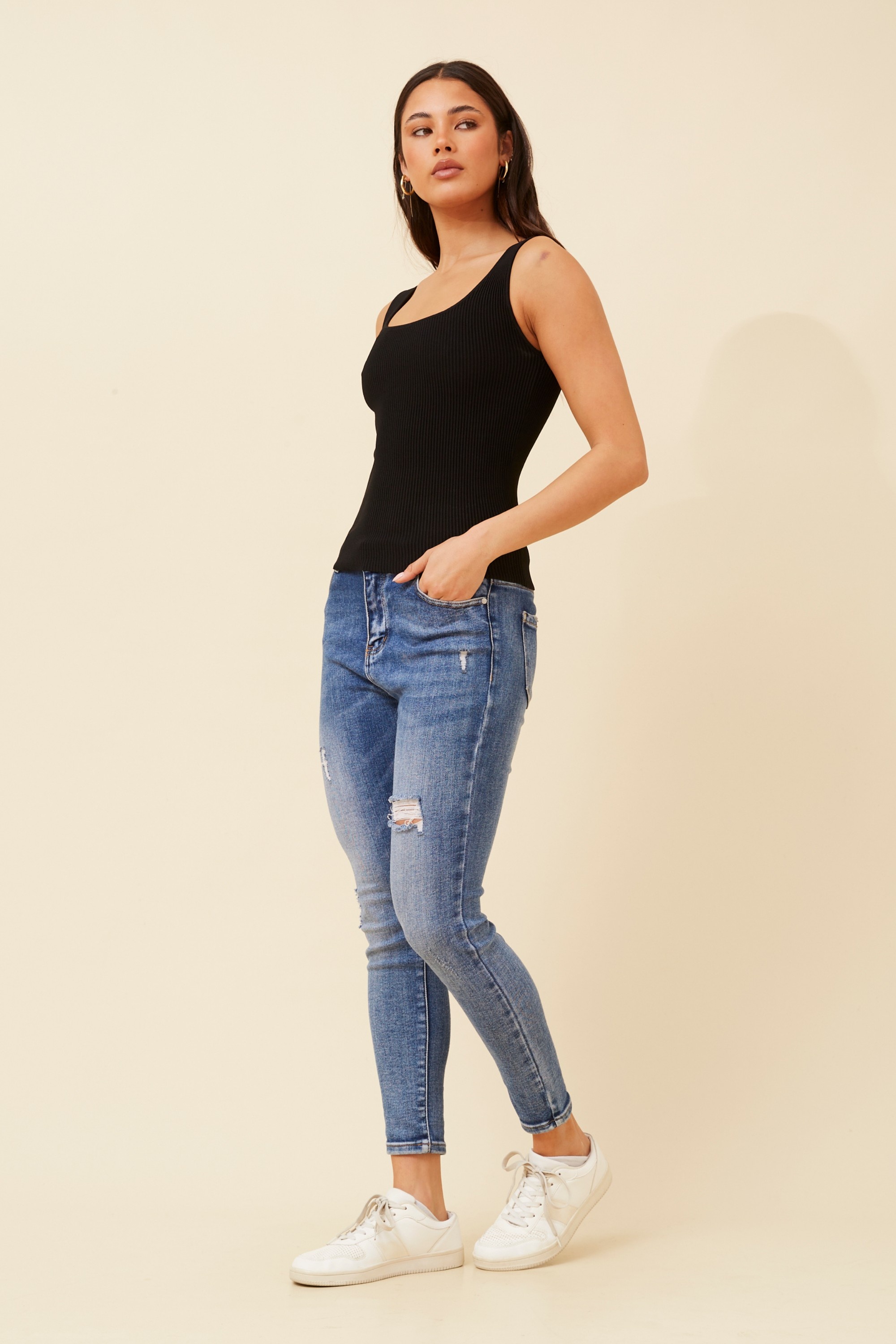 KIENNA SLEEVELESS KNIT TOP