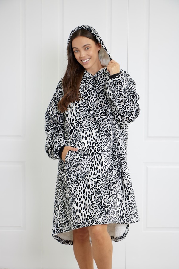 LEOPARD SNUGGLE BLANKET HOODIE LEOPARD SNUGGLE BLANKET HOODIE