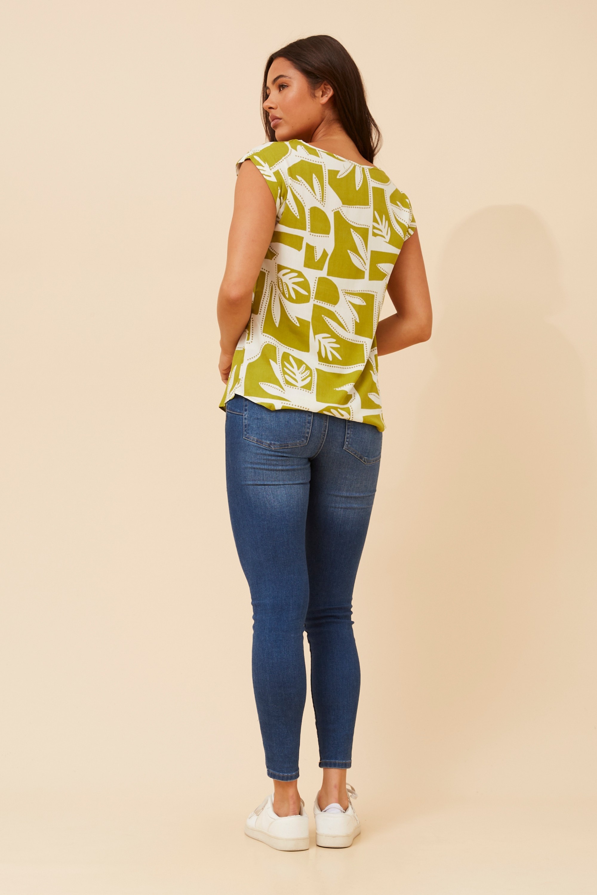 SHELLY LEAF PRINT SHELL TOP